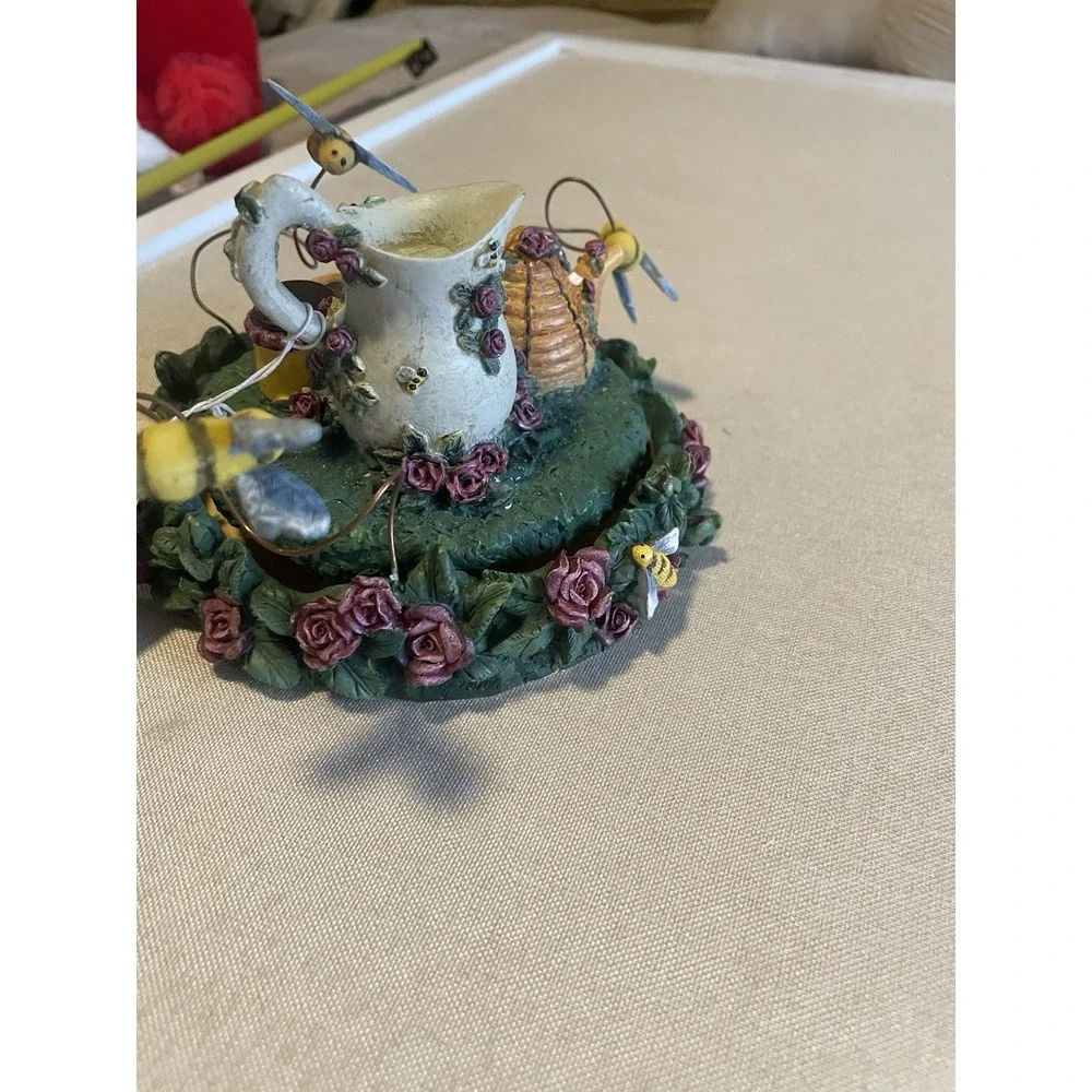 Kathy Hatch‎ Cottagecore Flying Bees Honey Jar Topper w/ Base Cute! Flowers
